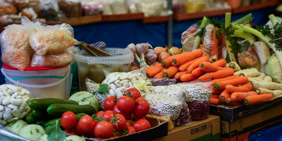 W ostatnich dniach ceny niektórych produktów spożywczych wzrosły o kilkaset procent. Ekonomiści nie mają wątpliwości, że to efekt koronawirusa, nie są jednak jednomyślni co do tego, czy drożyzna na trwałe podbije inflację, czy też jest to efekt jednorazowy.