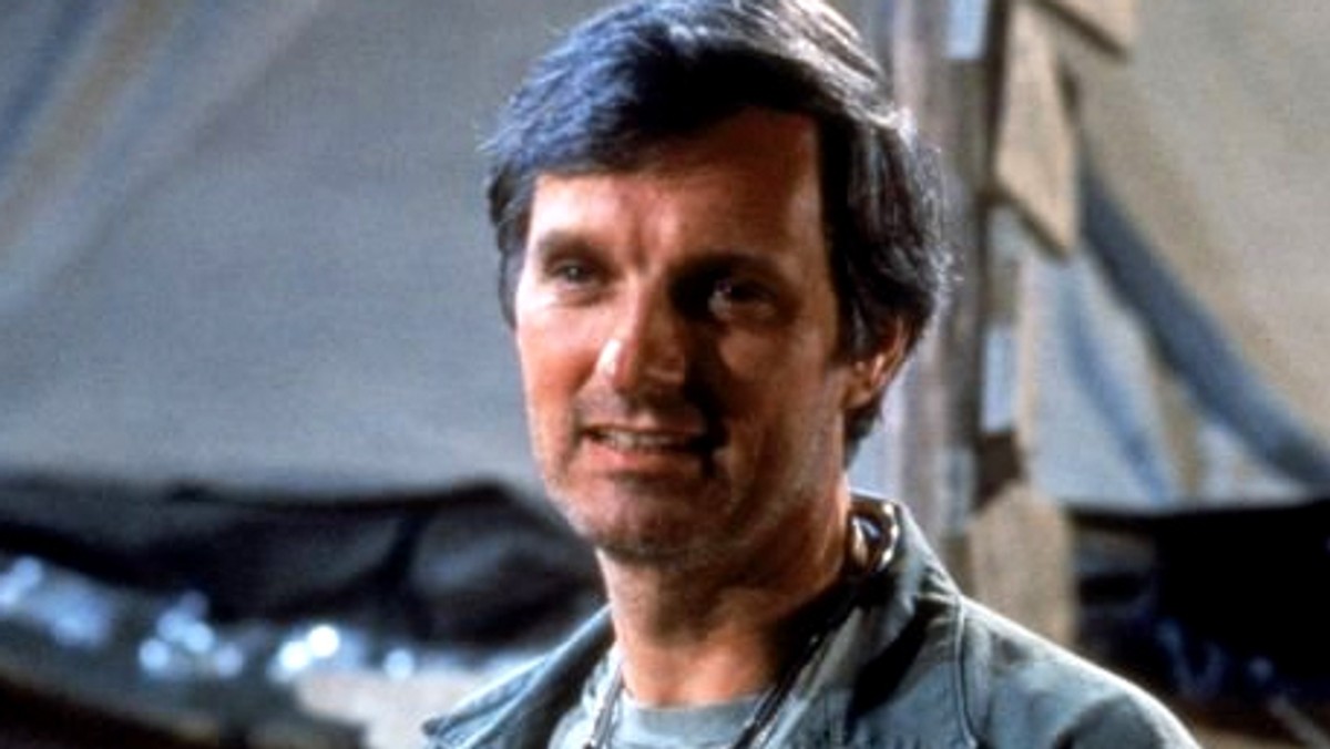 Alan Alda, którego kariera rozpoczęła się od roli wojskowego lekarza Pierce'a Sokole Oko w komediodramacie "MASH", znów ubierze kitel.