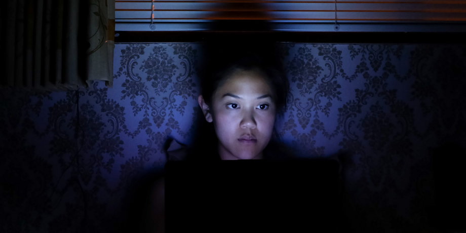 Niebieskie światło z ekranów to jedno ze źródeł problemów ze snem