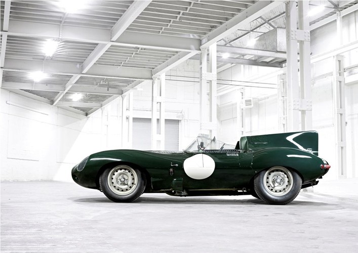 Jaguar D-Type - samochód osobowy produkowany w latach 1954–1957. Następca modelu C-Type. Przyspieszenie 0-100 km/h: 4,7 s. Prędkość maksymalna 261 km/h, fot. mat prasowe Jaguara