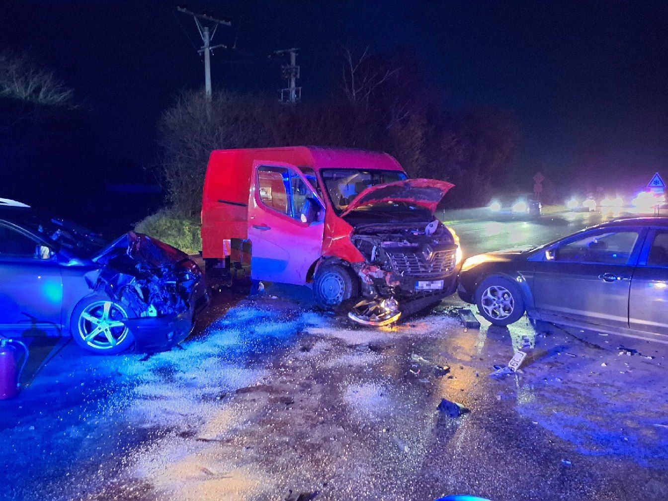 Hasiči zasahovali pri zrážke dodávky a dvoch áut v Bánovciach nad Bebravou.