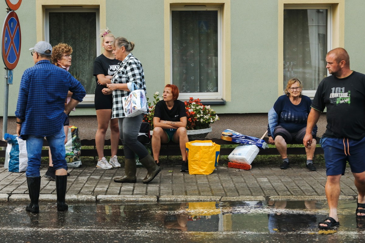 Dynamiczna sytuacja powodziowa. Sytuacja po powodzi w Lewinie Brzeskim w woj. opolskim. Na skutek wylania Nysy Kłodzkiej miejscowość została niemal całkowicie przykryta wodą.