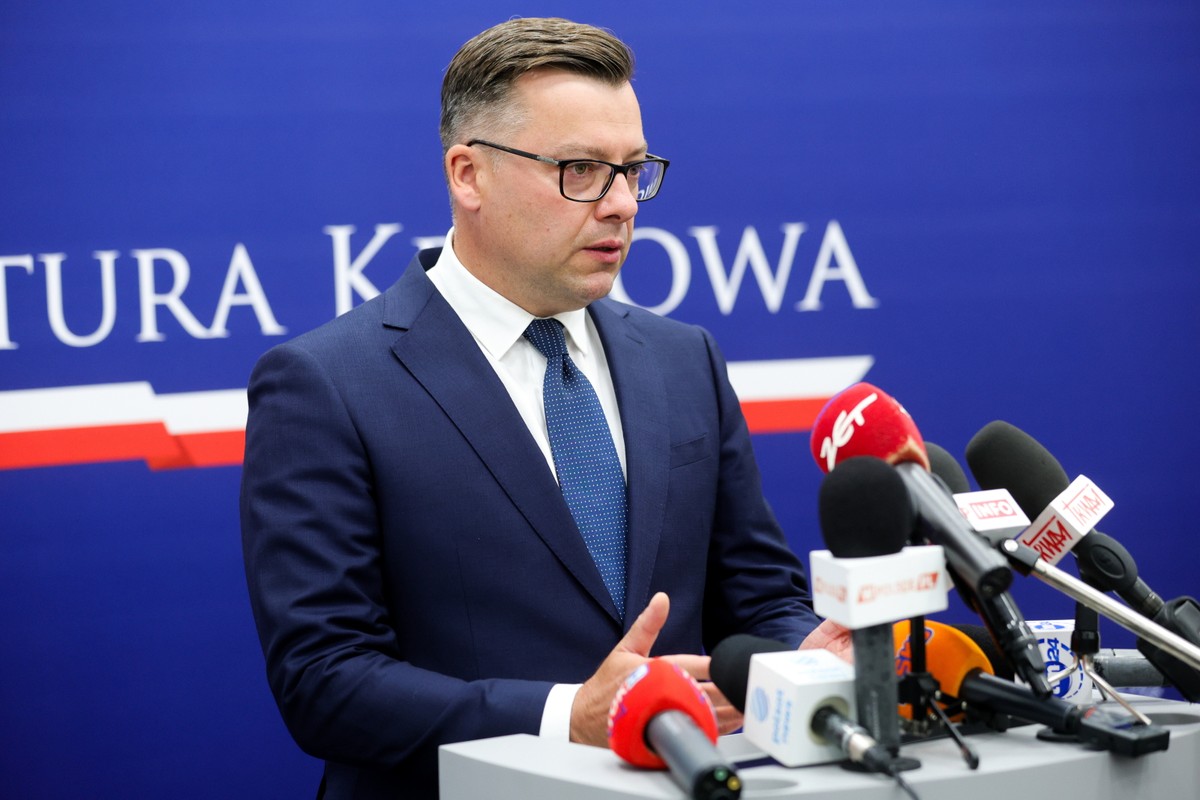 Rzecznik Prokuratury Krajowej Przemysław Nowak na konferencji prasowej w Warszawie, Dziś na polecenie prokuratora prowadzącego śledztwo dotyczące nieprawidłowości w Funduszu Sprawiedliwości ABW zatrzymała posła Marcina Romanowskiego. Poseł ma usłyszeć 11 zarzutów dotyczących okresu 2019-2023, kiedy był wiceministrem sprawiedliwości, który nadzorował Fundusz