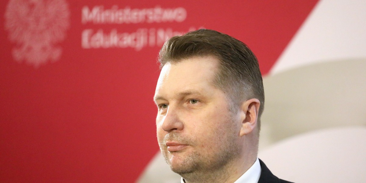 Minister edukacji mówi, że był przygotowany na niższą pensję.