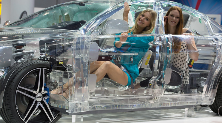 Az autószalon slágere lesz az átlátszó autó / Fotó: MTI