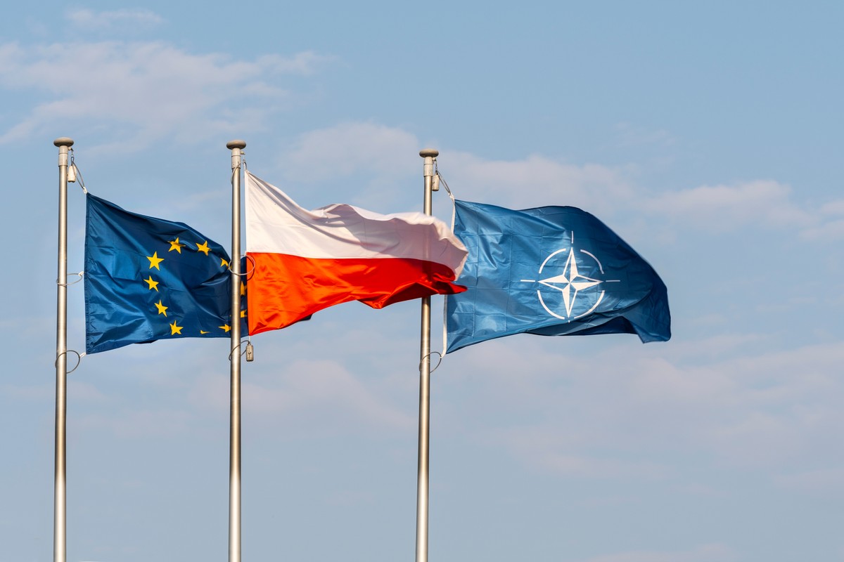 flagi unii europejskiej, polski i nato