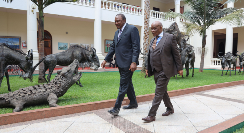 Kenyan  President Uhuru Kenyatta (L) with former Prime Minister of Lesotho Thomas Thabane in 2019. 