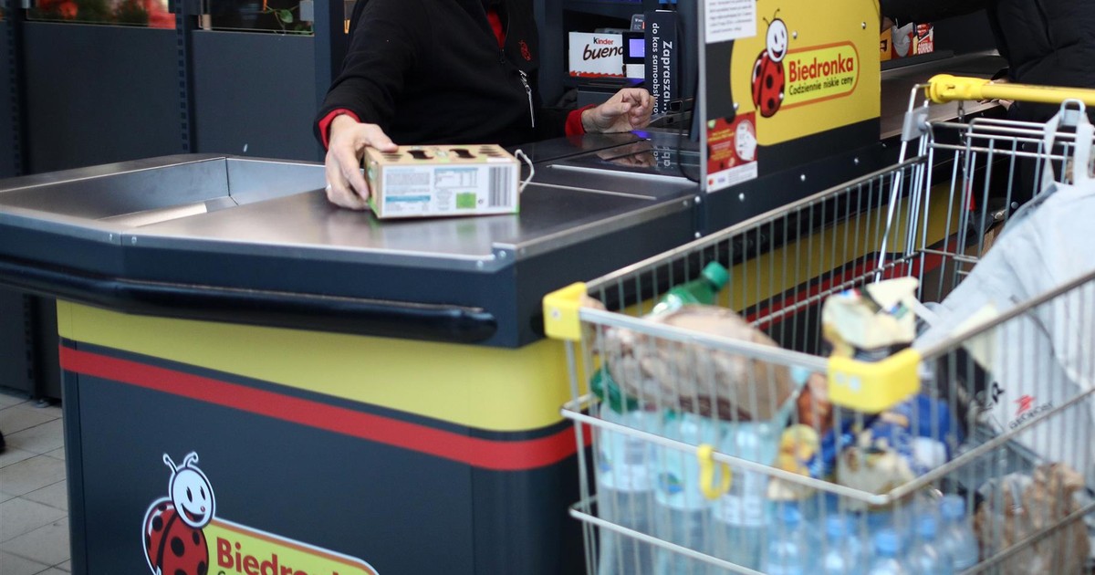 Protest przed Biedronką. Kasjerzy mają dość. "Dziennie 20 km między półkami"