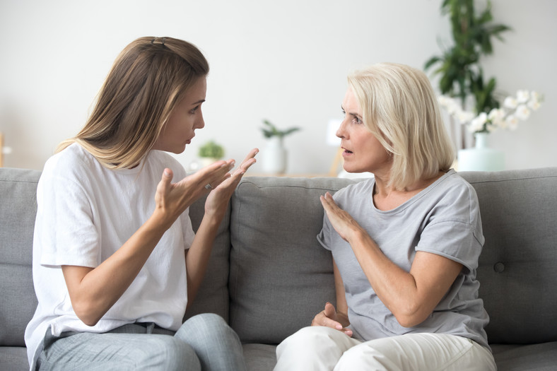 Dwie rozmawiające ze sobą kobiety w różnym wieku