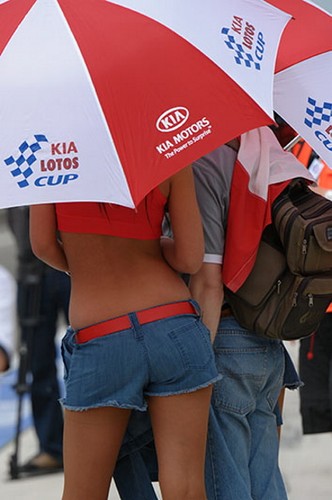 Na węgierskim torze Hungaroring z piskiem opon wystartowały Wyścigowe Samochodowe Mistrzostwa Polski. Pierwszym liderem Picanto Lotos Cup po wygraniu obu wyścigów, został Michał Kijanka. Zaś w cee’d Lotos Cup dwukrotnie zwyciężał Kamil Raczkowski.