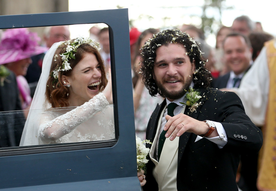 Rose Leslie i Kit Harington podczas ślubu, 2018 r.