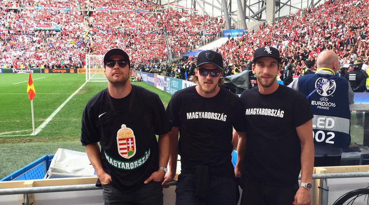 Kóger Dániel (26), Nagy Gergő (26)
és Sofron István (28) válogatott jégkorongozó Marseille-ben szurkolt a focistáknak, ráadásul az ultrákon is látható
fekete, Magyarország feliratú pólóban.
