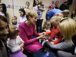 Co za kolor! Prezydentowa w bardzo śmiałej stylizacji u chorych dzieciaków