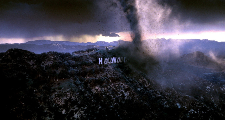 Zniszczenie znaku "Hollywood" w filmie "Pojutrze" (2004)
