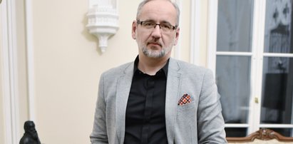 Niedzielski, zanim odszedł, jeszcze sypnął nagrodami. Urzędnicy będą miło go wspominać