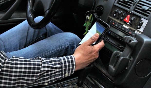 Idealno mesto za telefon u kolima na +40