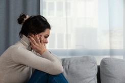 Znaki, że jesteś overthinkerem. Jak uspokoić głowę i przestać tyle analizować?