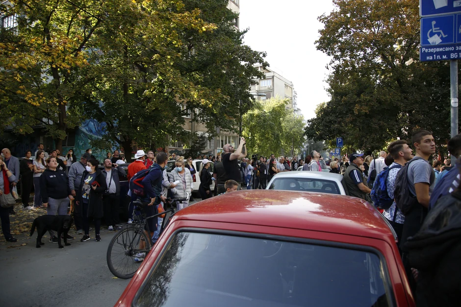 Akciju spasavanja i gašenja požara sa ulice je posmatralo na desetine prolaznika, komšija...