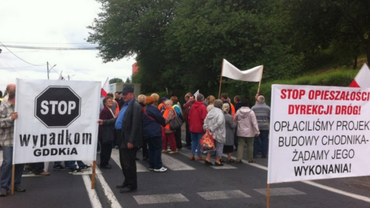 To już kolejny protest organizowany przez mieszkańców. Wszystko przez brak zdecydowanych działań ze strony Generalnej Dyrekcji Dróg Krajowych i Autostrad w sprawie przyśpieszenia modernizacji drogi i budowy chodnika przy krajowej "9" - wyjaśniają organizatorzy. Blokada rozpocznie się o 16.00 i potrwa godzinę. Odbędzie się na przejściu dla pieszych obok Domu Ludowego.