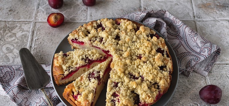Tarta ze śliwkami i kruszonką. Przepis Jakuba Kuronia krok po kroku