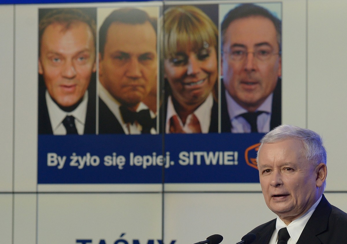 Prezes PiS Jarosław Kaczyński podczas konferencji prasowej prezentującej nową kampanię antyrządową. Fot. PAP/Radek Pietruszka