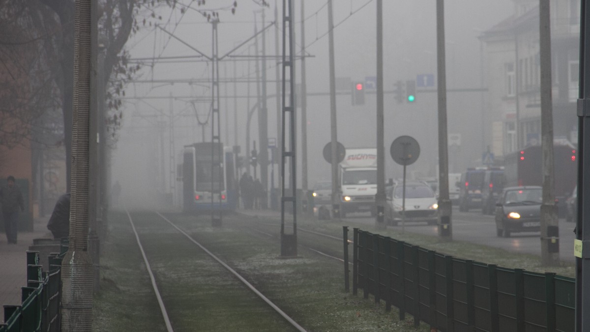 Smog spowija miasto, media prześcigają się w informowaniu o tym, o ile normy zanieczyszczenia powietrza zostały przekroczone, a prezydent Jacek Majchrowski apeluje o to, aby zostawić samochody na parkingu i przesiąść się do miejskiej komunikacji. Do tej pory byłem sceptyczny. Podoba mi się wygoda własnego samochodu. Jednak powiedziałem "sprawdzam" i w poniedziałkowy poranek postawiłem na transport zbiorowy. Żałuję - pisze w liście do redakcji Czytelnik Onetu.