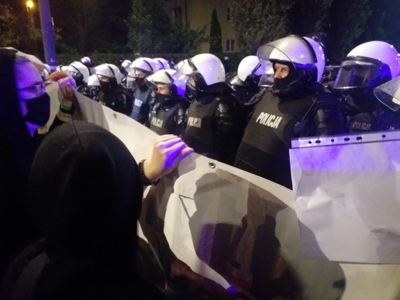Policjanci podczas jednego z protestów Strajku Kobiet