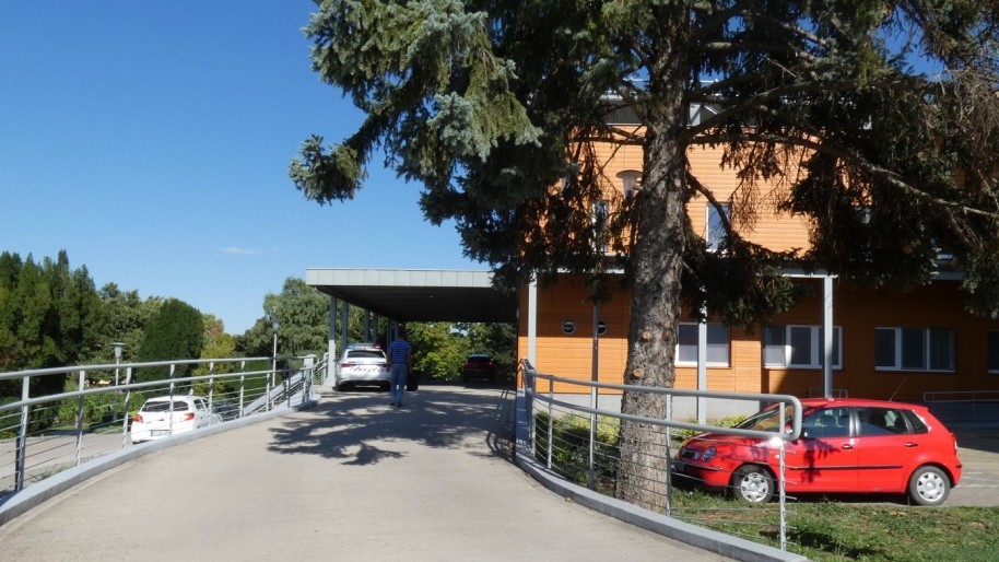 Őrjöngve tombolt és egy orvost is megütött a kábulatából ébredő férfi a siófoki kórházban
