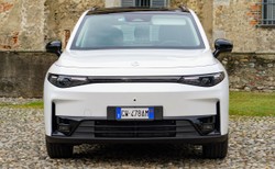 Tani i duży SUV wjeżdża do Polski. Ma 215 KM i zaskakuje napędem