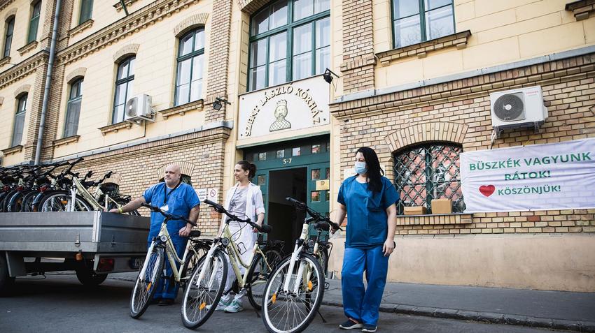 Kerékpárokat kaptak a Szent László Kórház dolgozói.