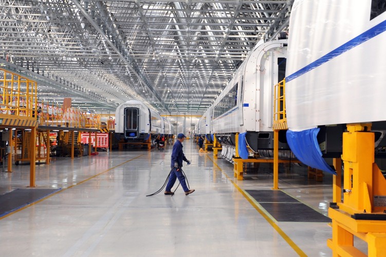 <b>Na zdjęciu: </b>Pracownik spaceruje wśród pociągów typu CRH-380B w hali montażowej China CNR Corporation<br><br> EPA / PETER Trebitsch DOSTAWCA: PAP / EPA.