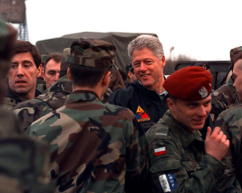 Prezydent USA BIll Clinton z wizytą u żołnierzy sił międzynarodowych w Bośni, grudzień 1997 r.