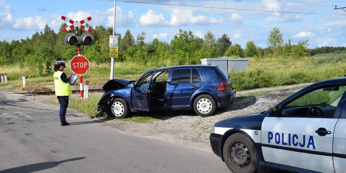 Golf wjechał w pociąg na przejeździe 