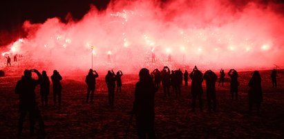 Na Kopie Cwila uczczono zmarłego rapera "Pjusa". Odpalone race ułożyły się w kształt jego pseudonimu