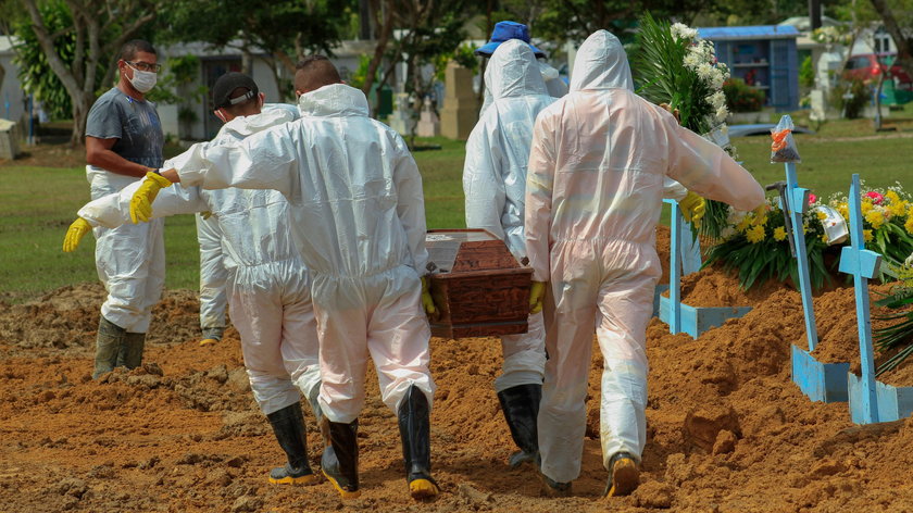 Z powodu koronawirusa w Manaus (Brazylia) w kwietniu 2020 r. chowano zmarłych w masowych grobach