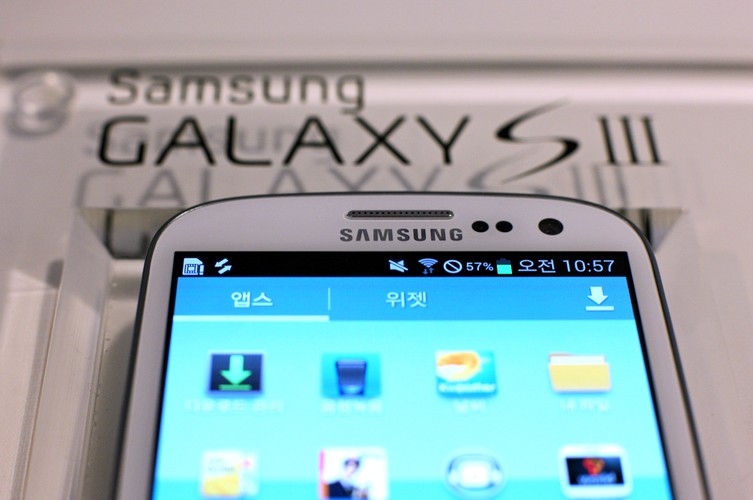 Smartfon Samsung Galaxy S III podczas premiery w Korei Południowej (2)