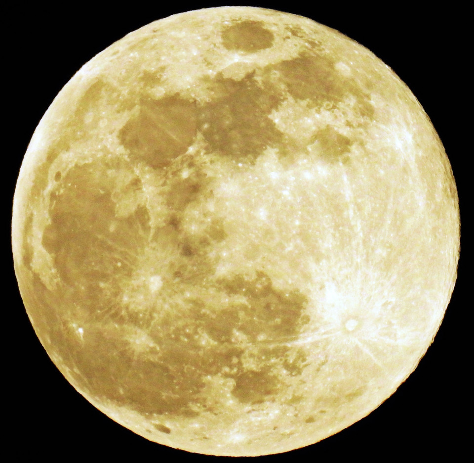 Zdjęcie wysłane przez czytelnika. "Superksiężyc" o godz. 19.30 w Katowicach