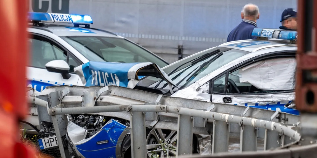 Poważny wypadek pod Oławą. Ciężarówka uderzyła w radiowóz. Jedna osoba trafiła do szpitala.