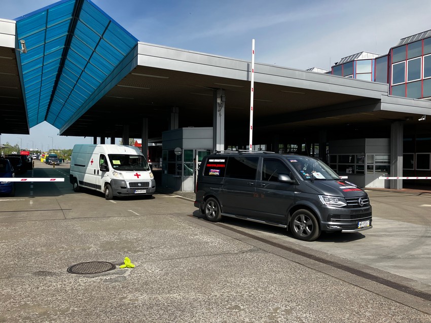 Ambulantna kola iz Ukrajine prolaze kroz prelaz Dorohusk