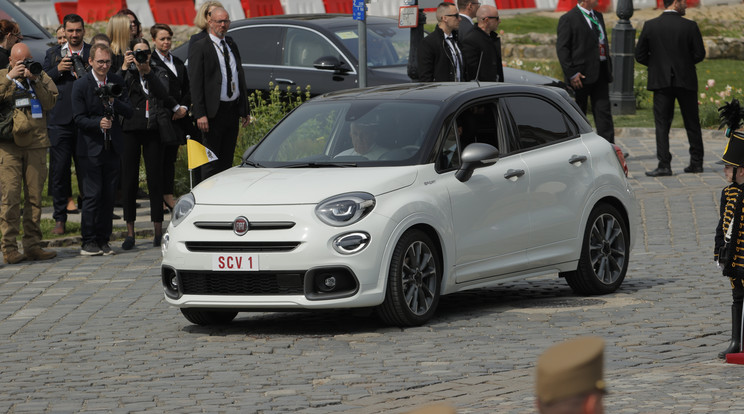 Ferenc pápa magyarországi látogatásán egy Fiat 500X Sport felszereltségű autóval utazott./ Fotó: Knap Zoltán