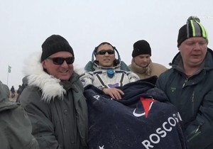 Džonatan Kim nakon sletanja u Kazahstanu 9. decembra