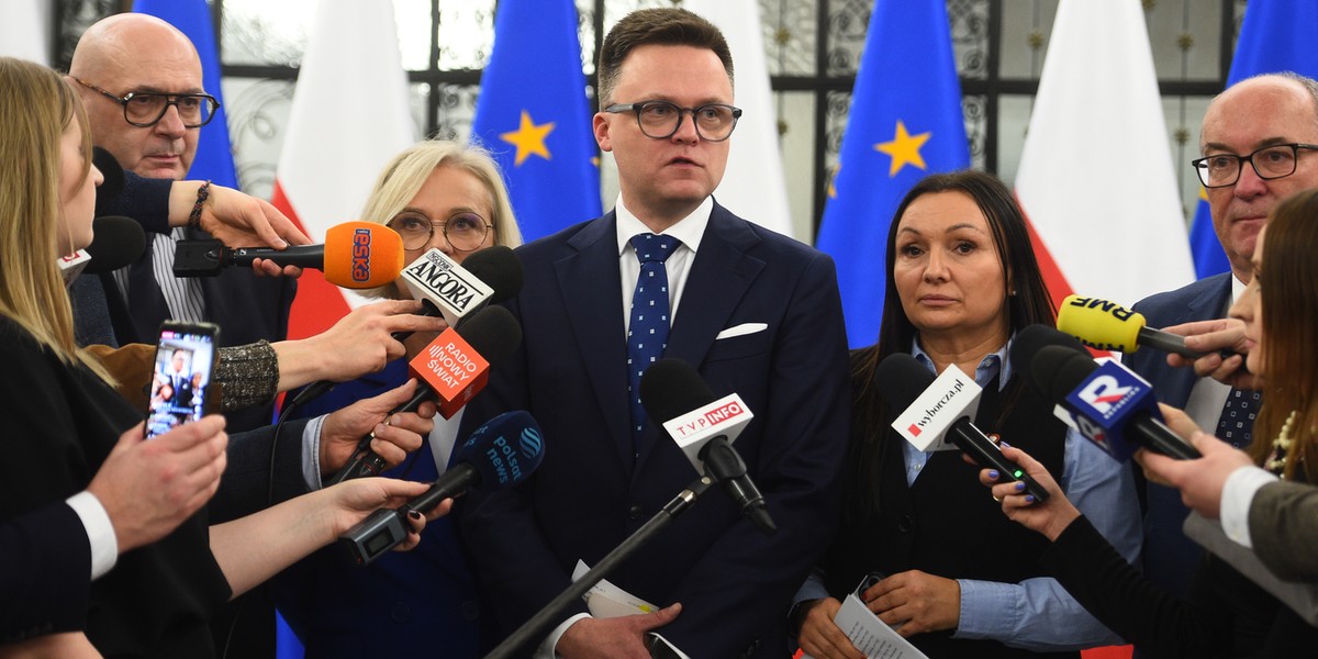 Marszałek Szymon Hołownia na konferencji prasowej.