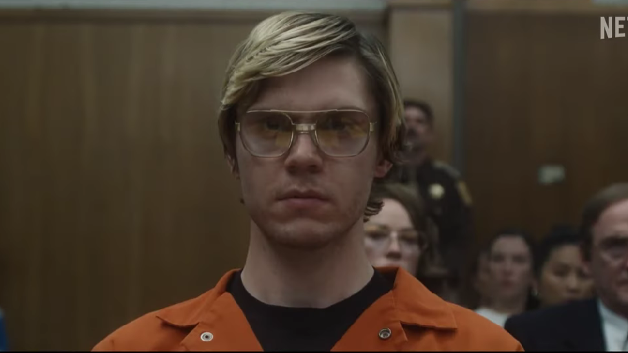 Evan Peters v seriáli Monster o sériovom vrahovi Jeffreym Dahmerovi.