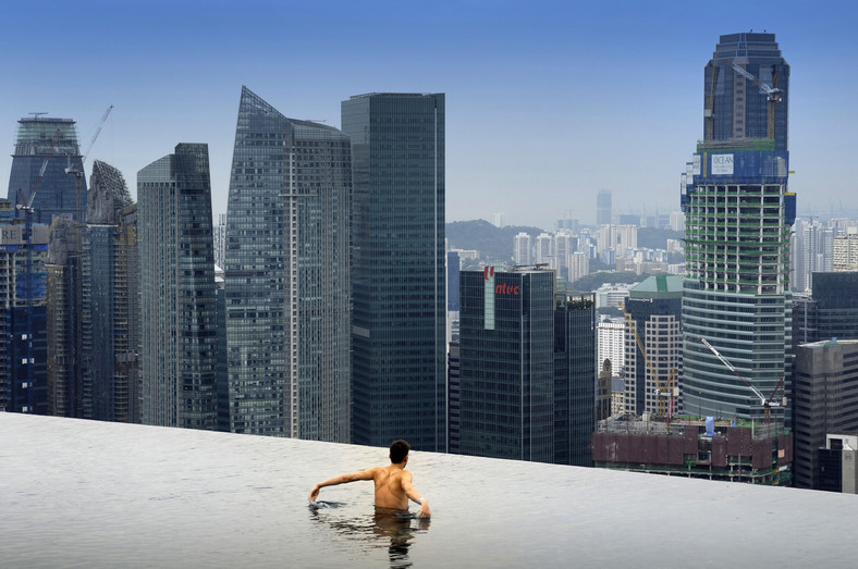 W całej pierwszej połowie 2010 r. gospodarka Singapuru wzrosła aż o 18,1 proc. Na zdj. gość hotelowy pływający w basenie na szczycie Las Vegas Sands Corp.'s w Singapurze.