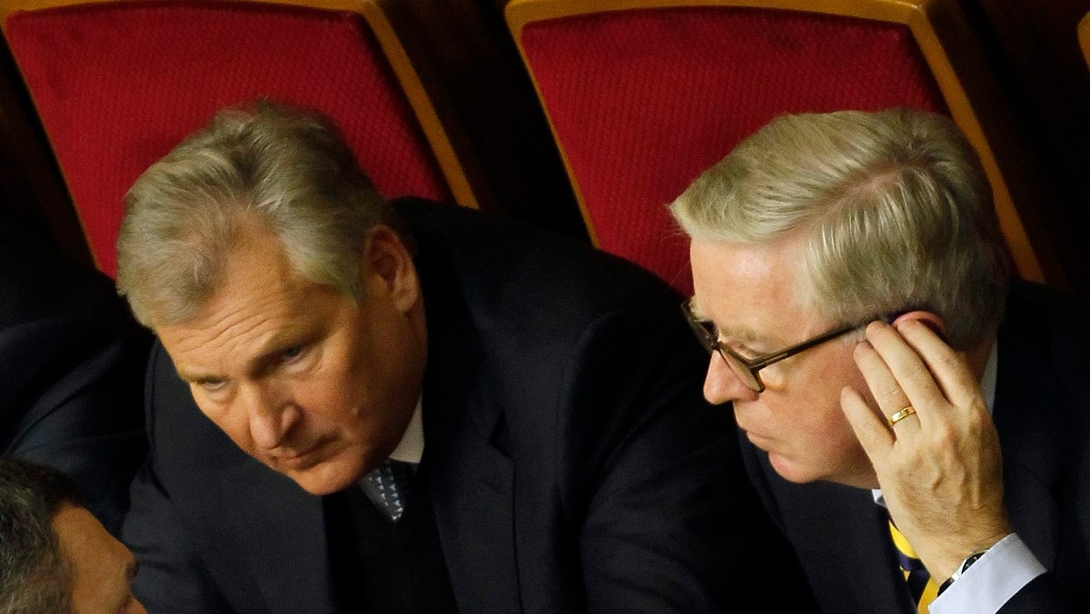 Wysłannicy PE na Ukrainę Pat Cox i Aleksander Kwaśniewski wyrazili dziś rozczarowanie zawieszeniem przez Kijów przygotowań do umowy z Unią Europejską i zaapelowali do przywódców UE, by zapewnić Ukraińców, że drzwi do UE są dla nich nadal otwarte.