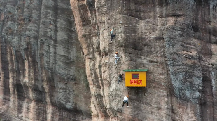 A világ legkellemetlenebb kisboltja 120 méter magas sziklafalon / Fotó: Profimedia