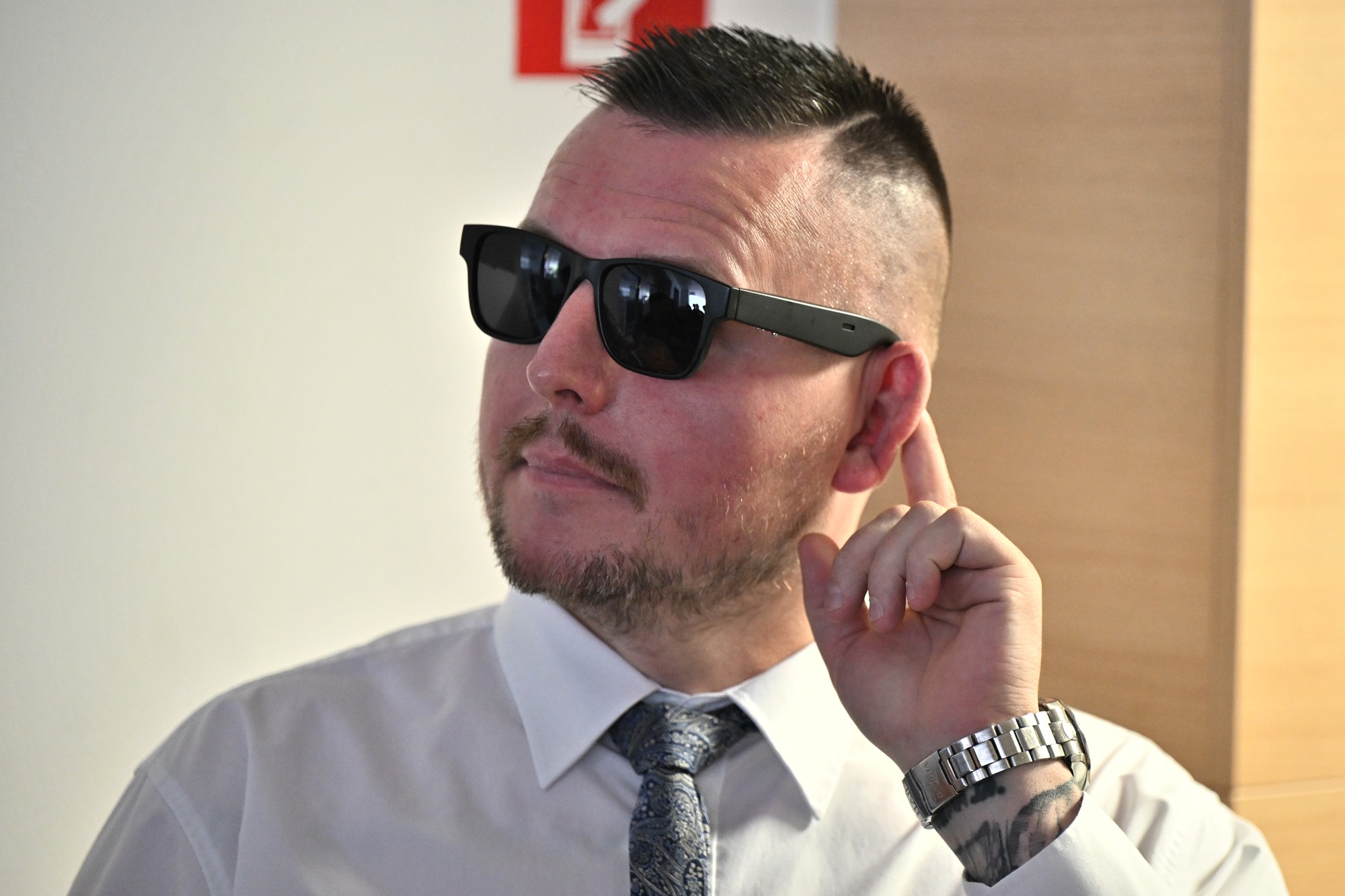 Na snímke Daniel Bombic, obvinený z extrémistickej trestnej činnosti, prichádza na Najvyšší súd SR v Bratislave v utorok 29. apríla 2025.