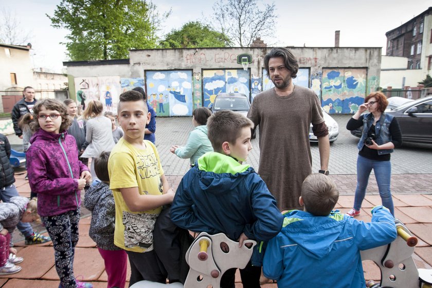 Katowice. Olivier Janiak w sesji zdjęciowej do kalendarza