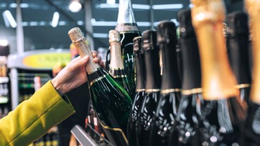 czy w sylwestra są otwarte sklepy? do której godziny są otwarte sklepy w sylwestra dzisiaj 31.12.2025? biedronka w sylwestra lidl godziny otwarcia sklepów sylwester lista