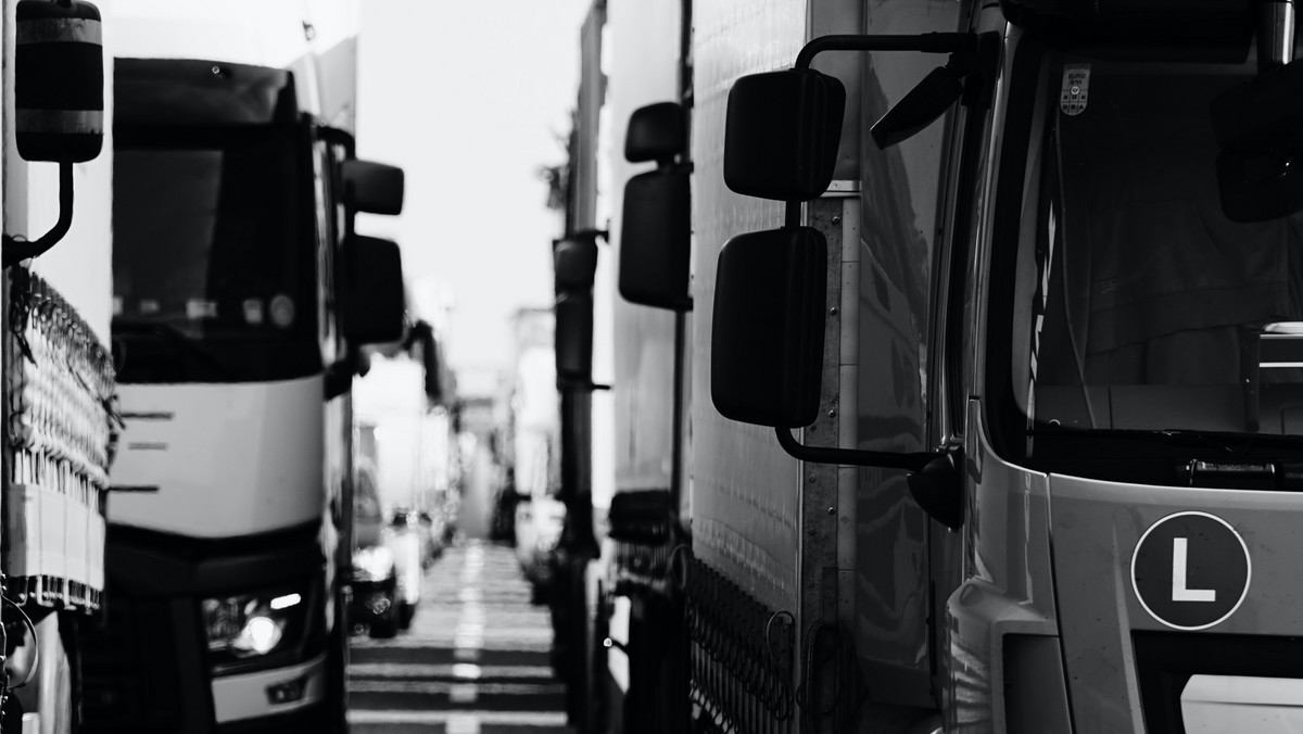 Ciężarówki z zagranicznymi kierowcami nie mogą już przekraczać granicy między Rosją a Białorusią. Władze Kazachstanu już oskarżyły Białoruś o naruszenie zasad Euroazjatyckiej Wspólnoty Gospodarczej (EaWG). Oświadczenia Mińska i publikacje w kanałach dla kierowców ciężarówek mogą wskazywać, że decyzję o zamknięciu granicy podjęła Rosja.